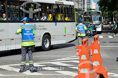  City Hall employee organizing traffic on Rio Branco Avenue  - Rio de Janeiro city - Rio de Janeiro state (RJ) - Brazil