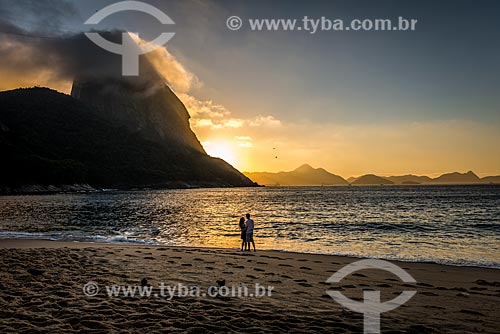  Couple - Vermelha Beach (Red Beach) during sunrise  - Rio de Janeiro city - Rio de Janeiro state (RJ) - Brazil