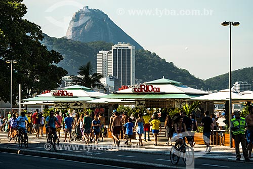  View of Copacabana Beach boardwalk with the Sugar Loaf in the background  - Rio de Janeiro city - Rio de Janeiro state (RJ) - Brazil