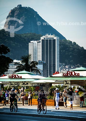  View of Copacabana Beach boardwalk with the Sugar Loaf in the background  - Rio de Janeiro city - Rio de Janeiro state (RJ) - Brazil