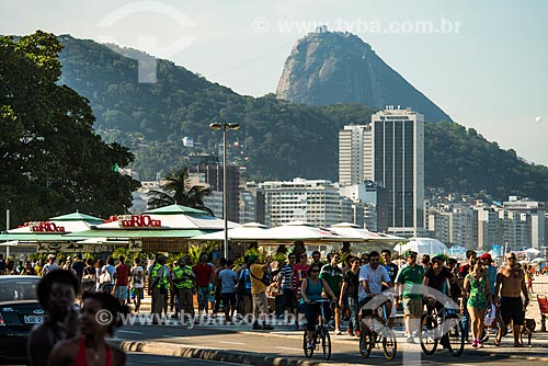  View of Copacabana Beach boardwalk with the Sugar Loaf in the background  - Rio de Janeiro city - Rio de Janeiro state (RJ) - Brazil