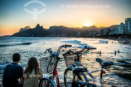  Couple observing the sunset from Arpoador Stone  - Rio de Janeiro city - Rio de Janeiro state (RJ) - Brazil