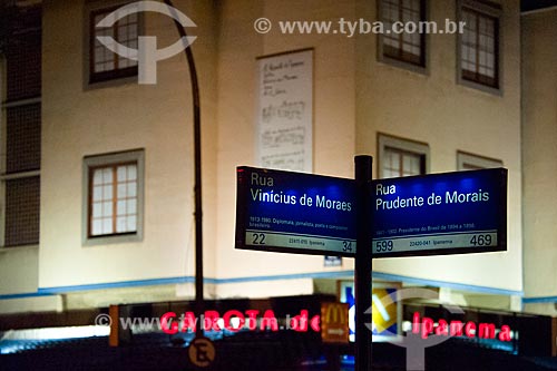  Plaque on the corner of Vinicius de Moraes Street and Prudente de Morais Street, with the Bar Garota de Ipanema (Girl from Ipanema Bar) in the background  - Rio de Janeiro city - Rio de Janeiro state (RJ) - Brazil