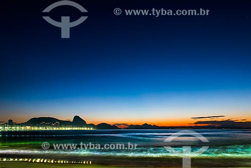  View of dawn from Copacabana Beach with the Sugar Loaf in the background  - Rio de Janeiro city - Rio de Janeiro state (RJ) - Brazil