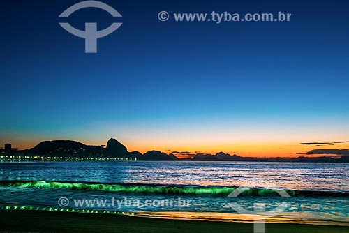  View of dawn from Copacabana Beach with the Sugar Loaf in the background  - Rio de Janeiro city - Rio de Janeiro state (RJ) - Brazil