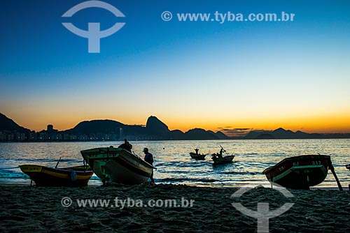  Fishermen from fishing village Z-13 - on Post 6 of Copacabana Beach - putting the boat in the sea with the Sugar Loaf in the background  - Rio de Janeiro city - Rio de Janeiro state (RJ) - Brazil