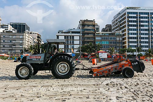  Comlurb tractor making cleaning the Ipanema beach sand  - Rio de Janeiro city - Rio de Janeiro state (RJ) - Brazil