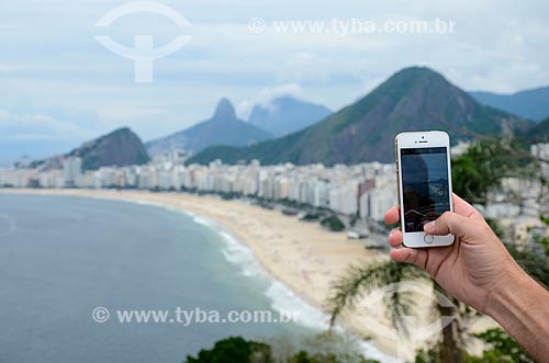  Tourist photographing the beachs of Leme and Copacabana from Duque de Caxias Fort  - Rio de Janeiro city - Rio de Janeiro state (RJ) - Brazil