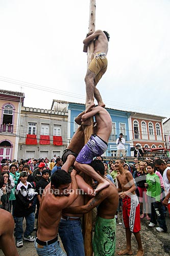  Men playing - greasy pole during the Festa do divino  - Sao Luis do Paraitinga city - Sao Paulo state (SP) - Brazil