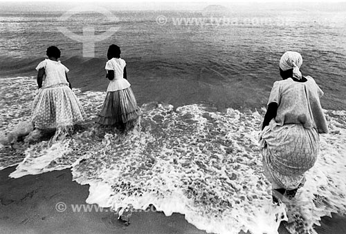  Women bringing offerings to Yemanja in Copacabana Beach  - Rio de Janeiro city - Rio de Janeiro state (RJ) - Brazil