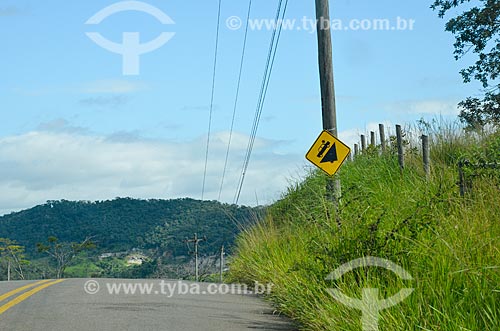  Plaque indicating slope - road of rural zone of Paraiba do Sul city  - Paraiba do Sul city - Rio de Janeiro state (RJ) - Brazil