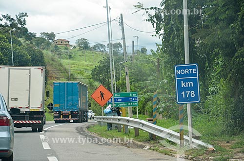  Traffic - snippet of BR-393 highway  - Tres Rios city - Rio de Janeiro state (RJ) - Brazil