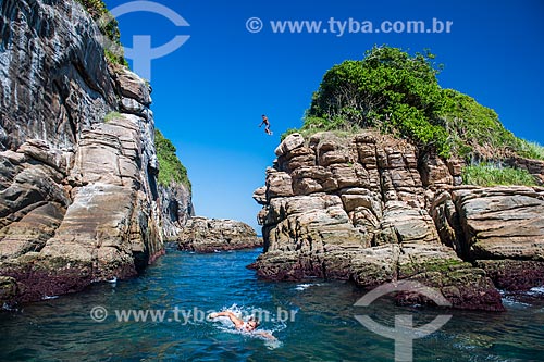  Youngs jumping into the sea from Tijucas Islands  - Rio de Janeiro city - Rio de Janeiro state (RJ) - Brazil