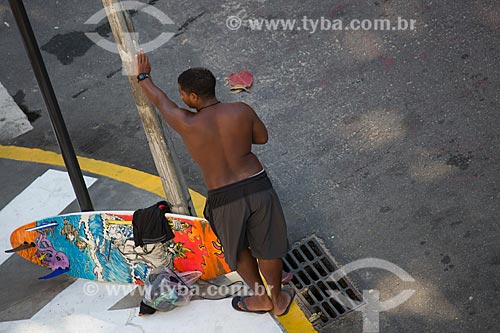  Young with surfboard - Bulhoes Carvalho Street  - Rio de Janeiro city - Rio de Janeiro state (RJ) - Brazil