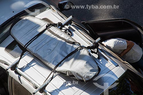  Man carrying surfboard on car near to Ipanema Beach  - Rio de Janeiro city - Rio de Janeiro state (RJ) - Brazil