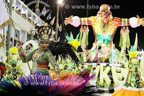  Parade of Gremio Recreativo Escola de Samba Imperatriz Leopoldinense Samba School - Flag-bearer with floats in the background  - Rio de Janeiro city - Rio de Janeiro state (RJ) - Brazil