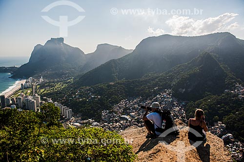  Couple observing view from Morro Dois Irmaos (Two Brothers Mountain)  - Rio de Janeiro city - Rio de Janeiro state (RJ) - Brazil