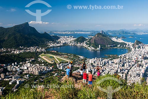  Tourists observing view of Lagoa neighborhood from Morro Dois Irmaos (Two Brothers Mountain)  - Rio de Janeiro city - Rio de Janeiro state (RJ) - Brazil