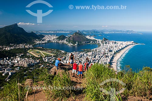 Tourists observing view of Lagoa neighborhood from Morro Dois Irmaos (Two Brothers Mountain)  - Rio de Janeiro city - Rio de Janeiro state (RJ) - Brazil