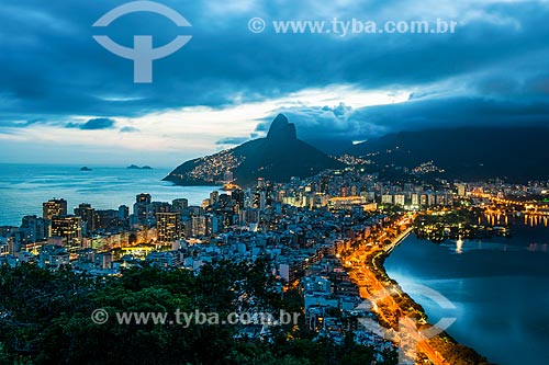  View of Ipanema neighborhood with the Morro Dois Irmaos (Two Brothers Mountain) in the background from Cantagalo Hill trail  - Rio de Janeiro city - Rio de Janeiro state (RJ) - Brazil