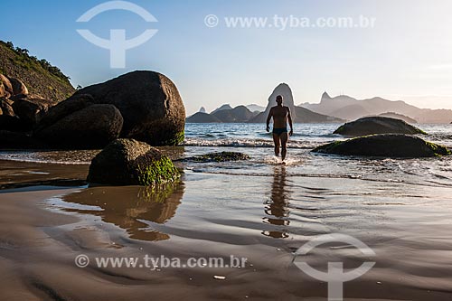  Man - Forte Barao do Rio Branco Beach - also known as Fora Beach - with the Sugar Loaf in the background  - Niteroi city - Rio de Janeiro state (RJ) - Brazil