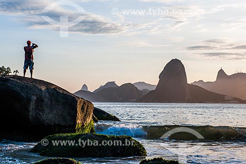  Man observing the sunset - Forte Barao do Rio Branco Beach - also known as Fora Beach - with the Sugar Loaf in the background  - Niteroi city - Rio de Janeiro state (RJ) - Brazil