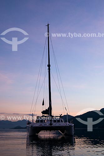  Catamaran at sunrise - Ilha Grande Bay  - Angra dos Reis city - Rio de Janeiro state (RJ) - Brazil