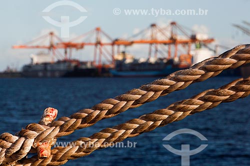  Detail of rope - Atlantico Sul Shipyard with the Port of Suape Complex in the background  - Ipojuca city - Pernambuco state (PE) - Brazil