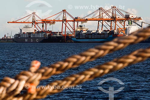  Detail of rope - Atlantico Sul Shipyard with the Port of Suape Complex in the background  - Ipojuca city - Pernambuco state (PE) - Brazil