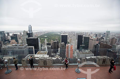  Tourists - terrace of the top of the rock - mirante of Rockefeller Center - with the Central Park in the background  - New York city - New York - United States of America