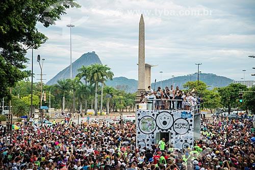  Revelers during parade of Cordao do Bola Preta carnival street troup with the Obelisk of Rio Branco Avenue and Sugar Loaf in the background  - Rio de Janeiro city - Rio de Janeiro state (RJ) - Brazil