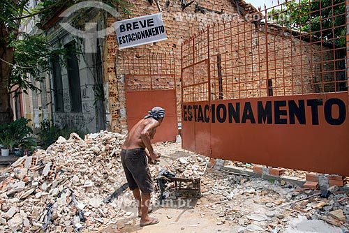  Worker removing rubble from a sidewalk in the historic center of the city  - Belem city - Para state (PA) - Brazil