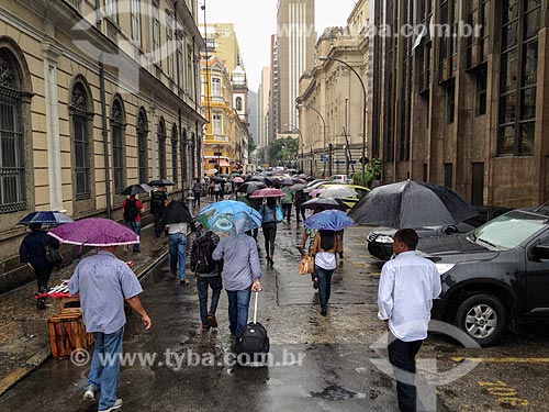  Pedestrians walking in the rain  - Rio de Janeiro city - Rio de Janeiro state (RJ) - Brazil