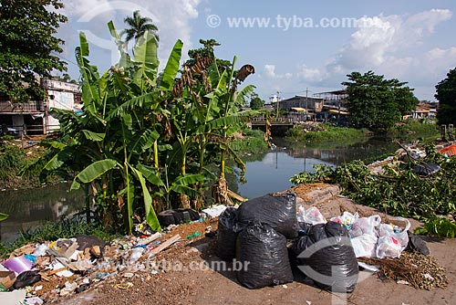  Trash on the banks of Bom Jesus channel near to Galo Bridge  - Belem city - Para state (PA) - Brazil