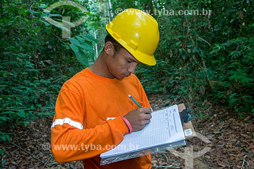  Worker of Tropical Forest Institute (IFT) making inventory of trees  - Paragominas city - Para state (PA) - Brazil