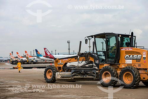  Expansion work of Sao Paulo-Guarulhos Governador Andre Franco Montoro International Airport with airplanes in the background  - Guarulhos city - Sao Paulo state (SP) - Brazil