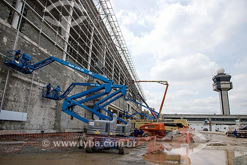  Workers - elevating platform during expansion work of Sao Paulo-Guarulhos Governador Andre Franco Montoro International Airport  - Guarulhos city - Sao Paulo state (SP) - Brazil