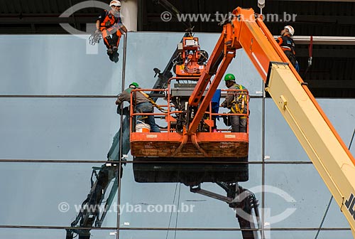  Workers - elevating platform during expansion work of Sao Paulo-Guarulhos Governador Andre Franco Montoro International Airport  - Guarulhos city - Sao Paulo state (SP) - Brazil