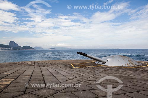  Cannon - old Fort of Copacabana (1914-1987), current Historical Museum Army - with the Sugar Loaf in the background  - Rio de Janeiro city - Rio de Janeiro state (RJ) - Brazil