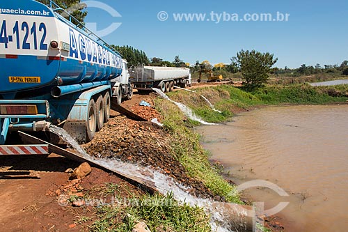  Water truck fueling the Tambau city reservoir during the water supply crisis  - Tambau city - Sao Paulo state (SP) - Brazil