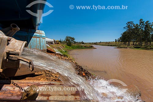  Water truck fueling the Tambau city reservoir during the water supply crisis  - Tambau city - Sao Paulo state (SP) - Brazil