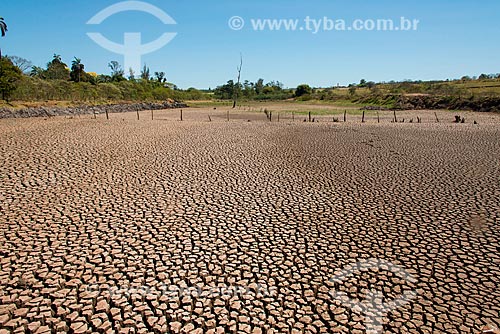  Tambau city reservoir during the water supply crisis  - Tambau city - Sao Paulo state (SP) - Brazil