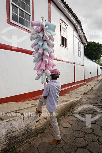  Cotton candy vendor - Rosario Street  - Pirenopolis city - Goias state (GO) - Brazil