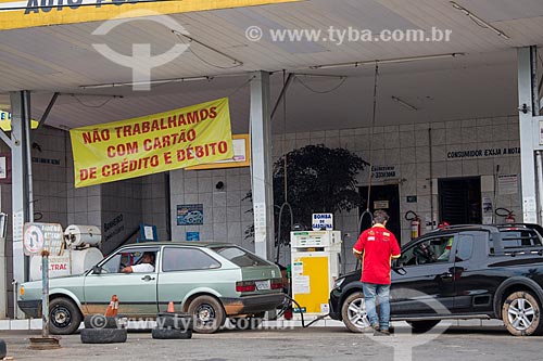  Gas station with poster that says: we do not accept credit and debit cards  - Pirenopolis city - Goias state (GO) - Brazil