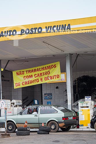  Gas station with poster that says: we do not accept credit and debit cards  - Pirenopolis city - Goias state (GO) - Brazil