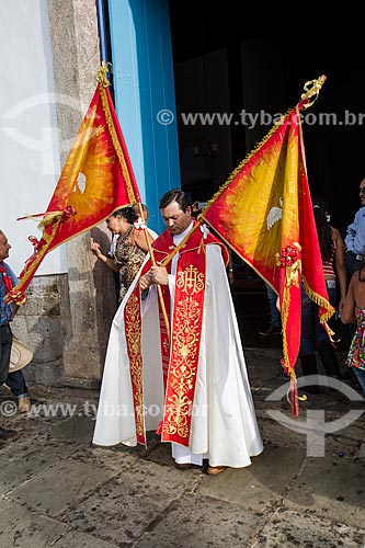  Priest Anevair Jose Silva receiving the Flag of Divino opposite to Matriz Church of Nossa Senhora do Rosario  - Pirenopolis city - Goias state (GO) - Brazil