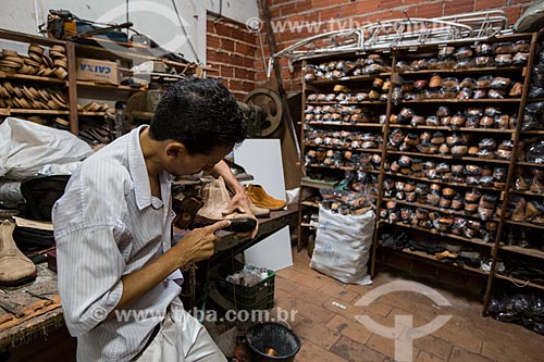  Shoemaker making boots - factory and store boots Rei do Gado  - Anapolis city - Goias state (GO) - Brazil