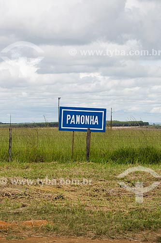  plaque indicating sale of pamonha on the banks of the BR-060 highway  - Goias state (GO) - Brazil