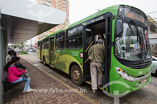  Passenger boarding - bus - Bom Jesus Square  - Anapolis city - Goias state (GO) - Brazil