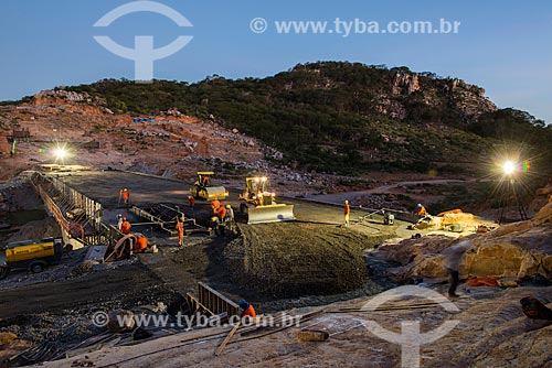  The evening shift of construction site of Negreiros Dam - part of the Project of Integration of Sao Francisco River with the watersheds of Northeast setentrional  - Salgueiro city - Pernambuco state (PE) - Brazil